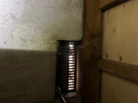 庭のシロアリが住宅を急襲！床下点検で判明した、基礎を埋め尽くす「びっしり蟻道」の戦慄