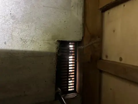 庭のシロアリが住宅を急襲！床下点検で判明した、基礎を埋め尽くす「びっしり蟻道」の戦慄