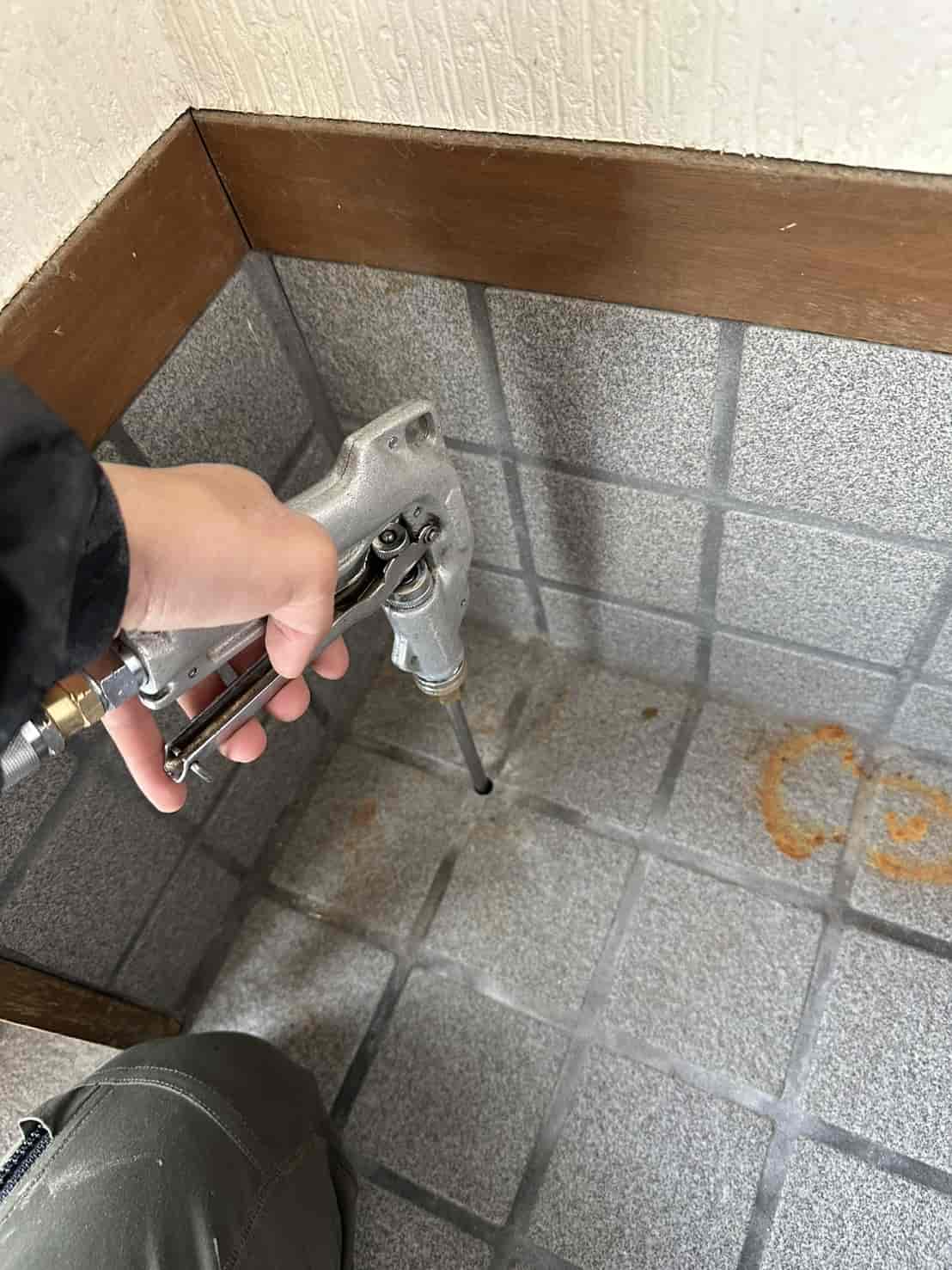 京都府舞鶴市｜階段下収納から発覚した「末期的」シロアリ被害。断熱材裏の死角を暴き、穿孔注入と床補修で住まいの骨組みを再生した駆除録