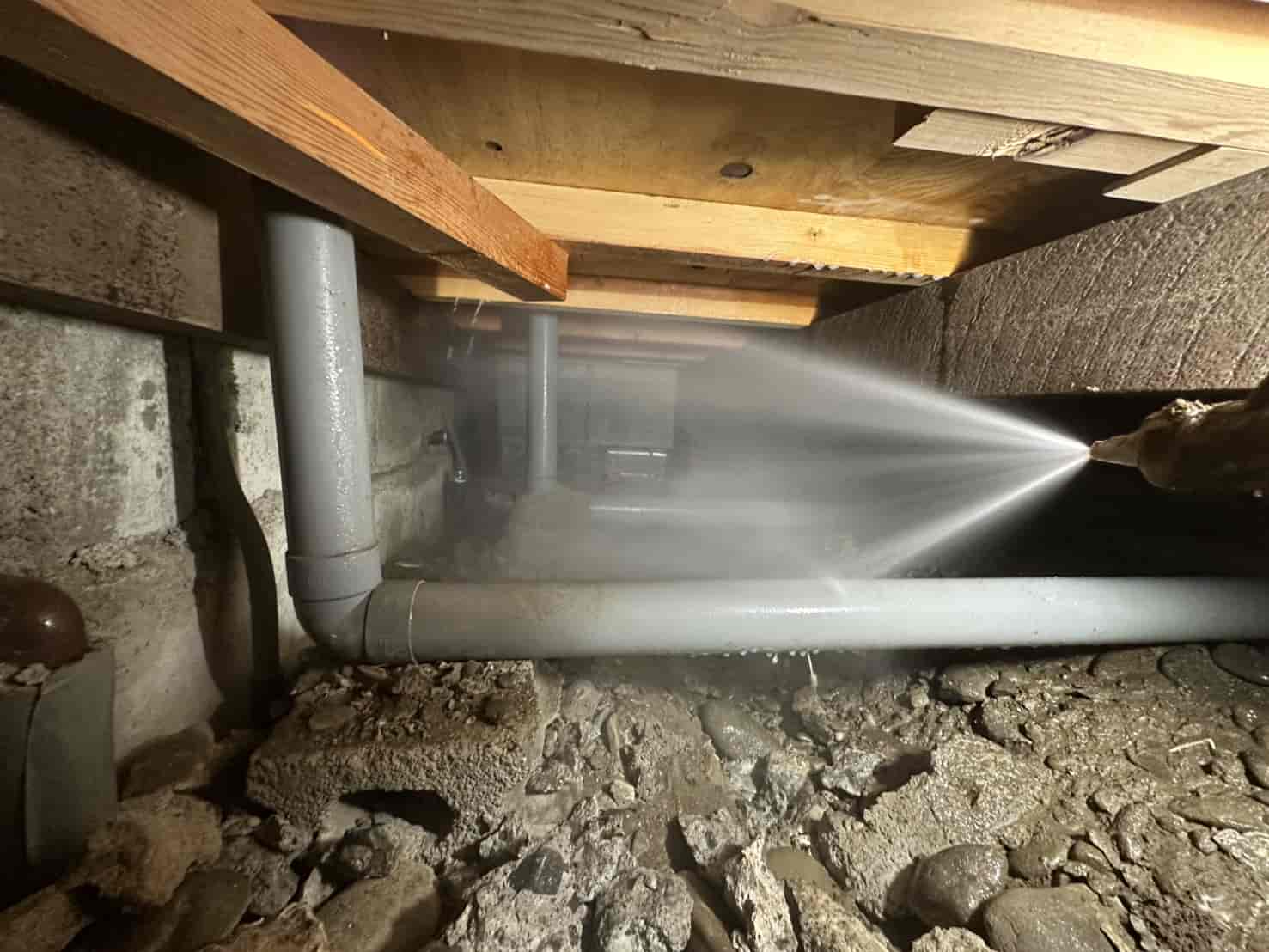 和歌山県有田市｜基礎の「死角」をハツリ作業で打破。床下全域への精密噴霧と木部穿孔注入で、閉鎖空間のシロアリを根絶した徹底防除録