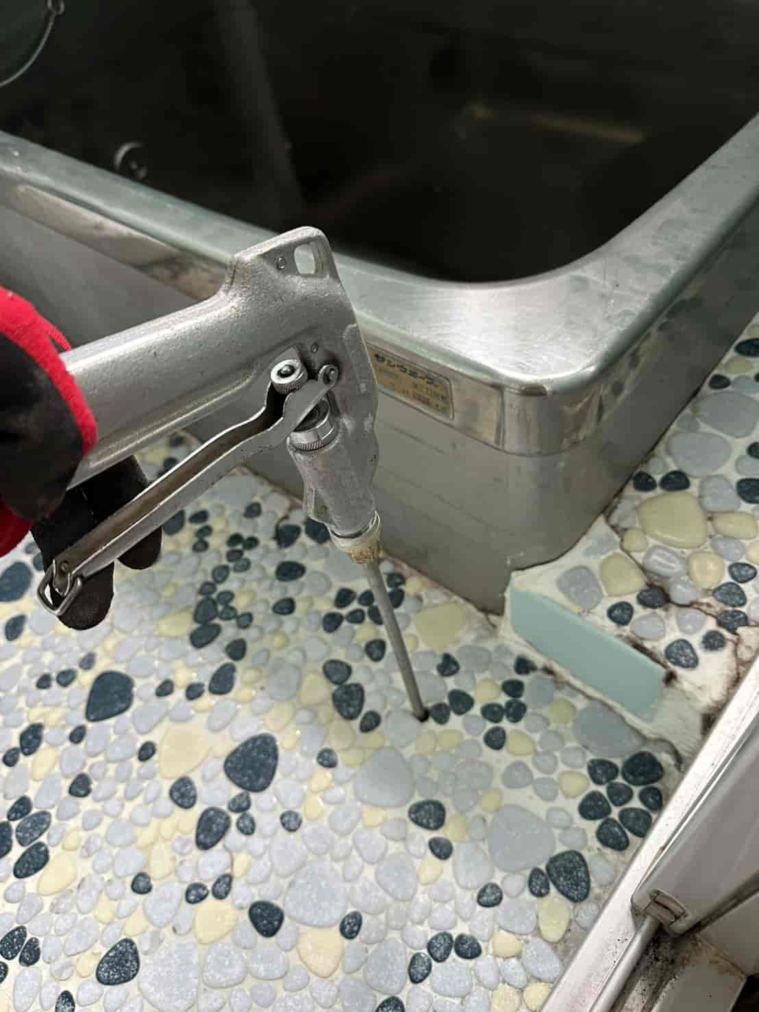 京都市右京区｜門扉の崩れから見つかった「床下の沈み」。土間と木部のW穿孔注入で、古都の住まいを深部から防衛した駆除録