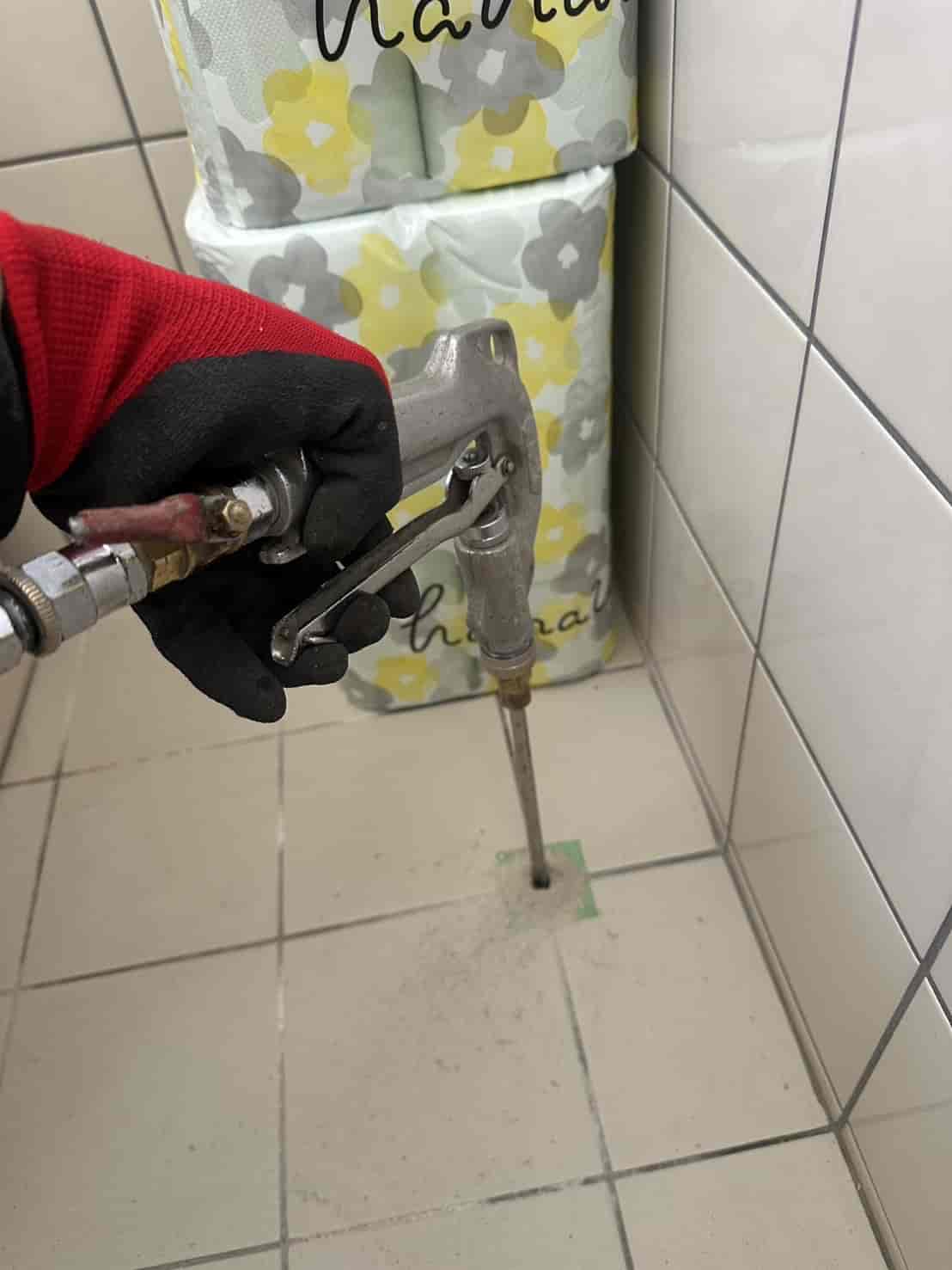 兵庫県姫路市｜浴室に舞う40匹の「警告」。壁内・土間への精密注入で、姫路の住まいを蝕む侵略を根絶した緊急防除録